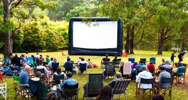 Mahallelere Ak Hava Sinemalar  <br><br>  Mahallelerde yln belirli zamanlarnda gerekli dzenlemeler yaplarak Ak Hava Sinema Gnleri organize edilecektir. Unutulan mahalle kavram canlandrlarak herkesin bir araya geldii sosyal bir ortam oluturulmas amalanmaktadr.   