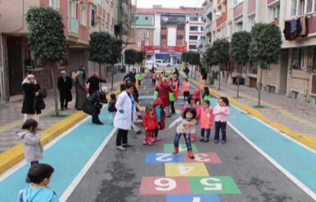 kmaz Sokaklarn ocuk Sokaklar Olarak Projelendirilmesi  <br><br>  ocuklarn geleneksel sokak oyunlarn gvenli ve zgr ekilde oynayabilmeleri iin ocuk dostu bir ortam oluturmak amalanmtr. Trafie kapal sokaklar ocuklara ynelik yeniden tasarlayarak bu srecin her aamasnda ocuklarn sokaa aktif katlmlarnn salanmas amalanmaktadr.   