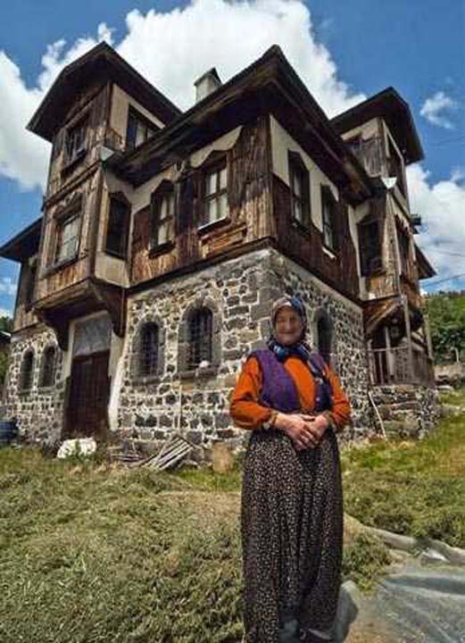Ky Turizminin ve Konaklamasnn Tevik Edilmesi  <br><br>  ehir yaantsndan kamak ve krsal yaam deneyimlemek iin kylerle i birlii ierisinde Topraa El De Projesi uygulanacaktr. Bu proje ile bata i turizm ile Ankara merkezden ilelerine doru hareket edecek ve bylece kylerin zgn mimari karakteri, yerleim biimi ve yaam modeli ehirde yaayan kiilerce deneyimlenebilecektir. Bu proje;  <br><br>   Kr-kent kaynamas  <br>   ocuklarn salkl gda tketimi  <br>   Yerel ekonominin canlanmas  <br>   Doal yaamn korunmas  <br>   Organik rnlerin yerinde temin edilmesi  <br>   Toplumsal farkndaln artmas  <br>   Kontroll turizmin gereklemesi gibi katklar salayacaktr.   