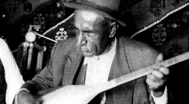 iir kitaplar  <br><br>  Veysel'in ilk iir kitab 'Deyiler', 1944 ylnda yaymlad.  <br><br>  'Sazmdan Sesler' ve 'Dostlar Beni Hatrlasn' adl iir kitaplar bulunan ozann lmnden sonra ise 1984 ylnda 'Btn iirleri' adl eseri tekrar yaymland. 