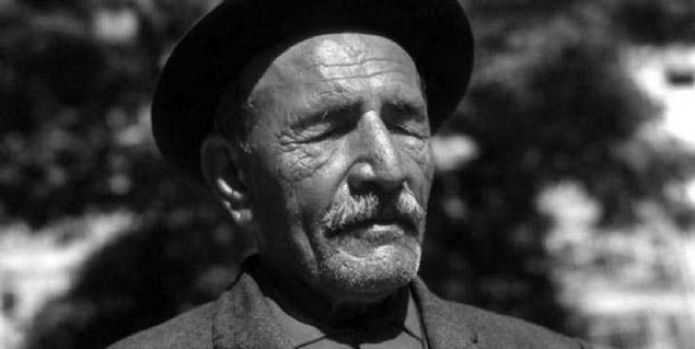 ocukken iki gzn de kaybetmesine ramen iirlerine yanstt vatanseverlik, hogr, yaama sevinci, sevgi, birlik ve beraberlik mesajlaryla hem kendi dnyasn aydnlatan hem de bugnlere k tutan halk ozan, hafzalara kaznan ok sayda eser brakt. 