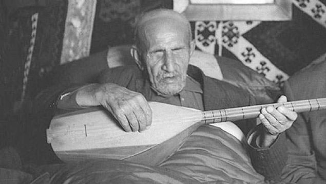 'Atatrk'e at', 'Beni hor grme', 'Be gnlk dnya', 'Derdimi dkersem derin dereye', 'Dostlar beni hatrlasn', 'Gzelliin on para etmez', 'Kahpe felek', 'Kara toprak', 'Uzun ince bir yoldaym' gibi eserleri hafzalara kaznan ve Trkeyi en yaln ve gl ekilde kullanan Ak Veysel, iirlerinde verdii mesajlarla Trk milletine her zaman birlik ve beraberlii tledi. 