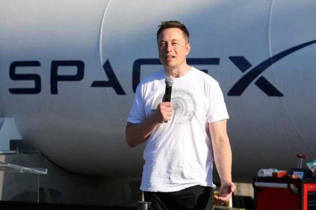Musk belki de adn en ok duymamza vesile olan irketi SpaceX'i 2002 ylnda kurdu. Musk uzay aratrmalar yapan irketin CEOsu ve CTOsu olarak grevine devam ediyor.  <br><br>  SpaceX ISS'ye bir ara gnderen ve yanatran ilk ticari irket olarak tarihe geti  
