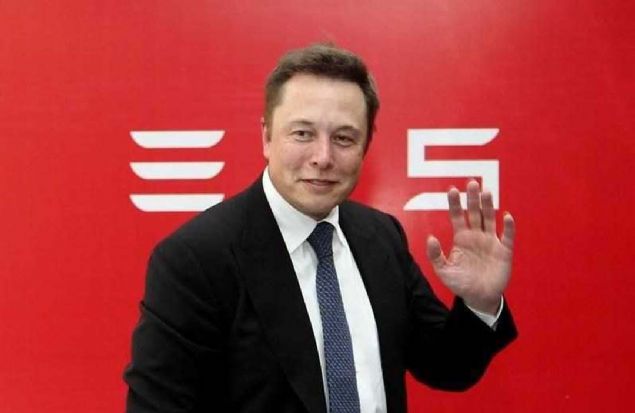 TE ELON MUSK'IN 'ILGIN' PROJELER  <br><br>  Elon Musk geen 20 yl iinde Silikon Vadisinin en tannan simalarndan biri oldu. nternet deme sistemi Paypal 2002 ylnda satmasyla ilk byk giriimine imza att. Musk bu admdan sonra ilk bataki stratejisini deitirdi. O dnemden bu yana teknik olarak karmak ve pahal rnleri uygun fiyatlarla satmay hedefliyor.  