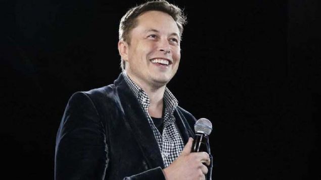ELEKTRKLE ALIAN GELECEK  <br><br>  Musk, 'Powerwall' konseptini daha 2015te tantmt. Burada kastedilen, bir akll telefon zerinden ynlendirilebilen kompakt bir lityum iyon pil. Ancak bu konuda da ar aksak yryen retim sreci pilin piyasaya giriinde sorun yaratt. Powerbank Nevada lndeki Mega Fabrikada (Gigafactory) retiliyor.  