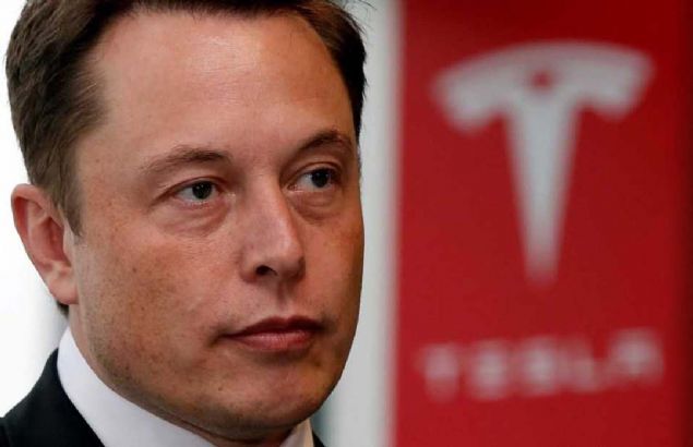 DEVASA TESLA  <br><br>  Geen yl Muskn gelecek vizyonunda yeni bir gelime daha oldu: Tesla Semi adl elektrikli ve rmorklu ar kamyon modeli tasarland. retime 2019 ylnda geilecek. Musk, bu aracn iletme masraflarnn ayn byklkteki klasik bir ar kamyondan en az yzde 20 daha az olacan vurguluyor.  