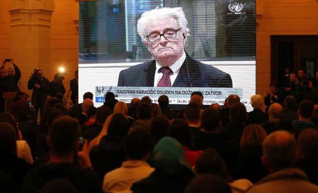 40 YIL YEMT, MEBBET ALDI  <br><br>  Acl aileler, ellerinde yaknlarnn fotoraflaryla beklemeye koyuldu. Temyiz Konseyi'nin, 2016'da verilen 40 yl hapis cezas kararn bozarak Karadzic'i mebbet hapse mahkum etmesinin ardndan karar duyan kurban yaknlar, sevin gzyalarn gizleyemedi. 