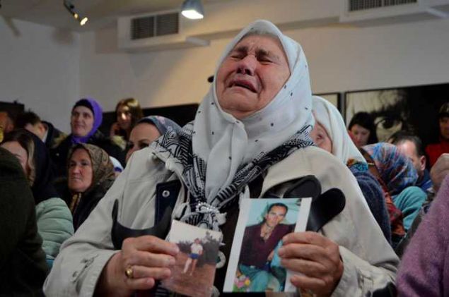 'ALEMDEN 42 KY KAYBETTM'  <br><br>  Srebrenitsal Aisa Omerovic ise Srebrenitsa'da yaayan anneler iin soykrmn hala srdn belirterek, 'Bunu ancak orada yaayanlar bilir.  <br><br>  Srebrenitsa'ya kaybettiim oullarm ve ailemden 42 kiiyi yalnz brakmamak iin dndm. Karardan memnunum, ancak Karadzic tm Bosna Hersek'te soykrm yapt.' ifadelerini kulland. 