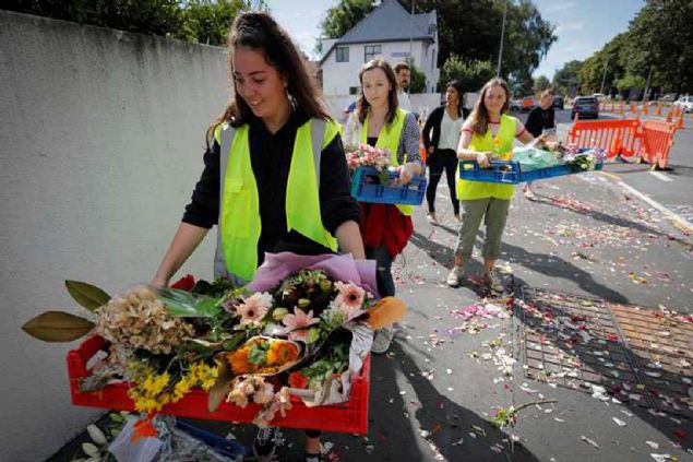 Sonra camdan ieri kurunlar yamaya baladn ve camideki eiyle ocuuna ulaamadn anlatt. 
