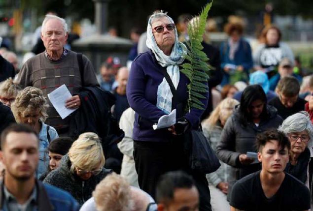 Tarihinin en lmcl terr saldrsyla sarslan lkede, her inantan insanlar mezarla geldi. 