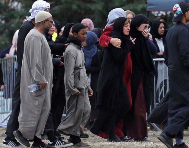 ehitlerin yaknlarn teselli etmek mmkn olmad. 