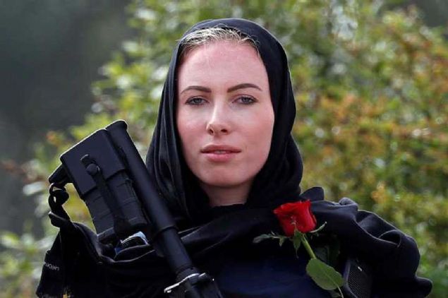 Mezarln kapsnda bekleyen polis memuru da bartlyd. 