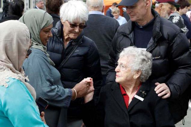 Christchurch'teki trende Mslman olmayan birok kadn yer ald. 