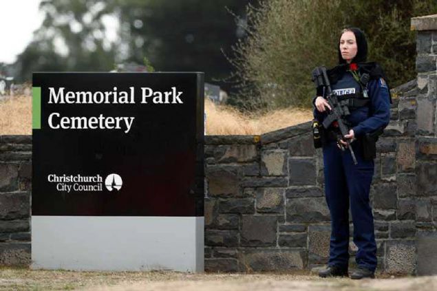 Yeni Zelanda polisi ise, yarnki Cuma namaz iin camilerin evresinde olaanst nlemler alacak. 