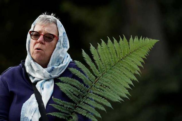 Yeni Zelanda Babakan, 'Saldrdan alt gn sonra, tm askeri stil yar otomatikleri silahlar ve Yeni Zelanda'daki saldr tfeklerini yasakladmz ilan ediyoruz' dedi. 