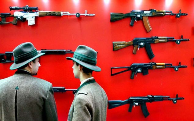 Kalanikof, finansal parametrelerin artnn sebebi olarak, AK12 gibi seri otomatik tfeklerin retiminin hzla devam etmesi, bunun yan sra robotlar, dronlar ve dier ileri teknolojiler iin i hkmet ve askeri teknik ibirlii szlemelerindeki artn retime ve gelirlerine yansdn sylyor.  