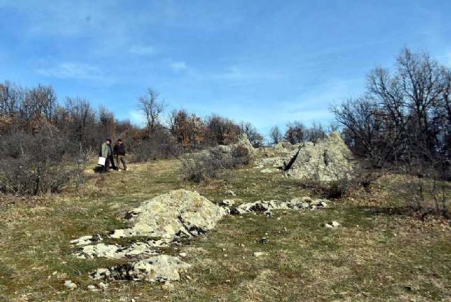 zellikle bu alan zerinde yapm olduumuz almalar bize ok ilgin bir alann varln gsterdi. lk bakta doal gibi grnen bu kayalar zerinde grlen insan eliyle yaplm oymalar ve zellikle daire eklindeki, yarm daire eklindeki oluumlar, bizim dikkatimizi ekmiti. 