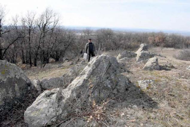Bu oluumlarn evredeki doal oluumlar ile birlikte ilikilerini de tespit etmemiz sonucunu burasnn bir, gzlemevi olarak kullanldn ve bir kaya tapna anlamamz mmkn oldu. 