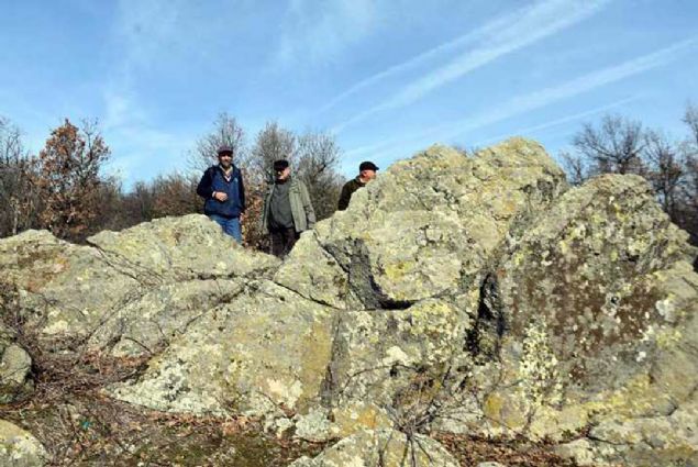 'Hamzabeyli ky dolmenleri ile dikkat eken bir ky. Yapm olduumuz almalar neticesinde 7-8 kadar dolmenin de varln tespit ettik. lgin bir biimde daha nceki yllarda yine Hamzabeyli merasnda tespit etmi olduumuz, 'Manda Kaya' veya 'Fincan Kaya' gibi yine bir kaya oyma dairenin varl ile birlikte buras da btnlemi olduu zaman, kyn evresinde ok erken srelere giden bir astronomik bir gne klt bir ay kltr mevcudiyetini bulmamz da salanm oldu. 