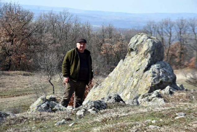 Traklarn kutsal gnlerini belirlemek iin kullandklar kayalklarn, yldz ve ayn da hareketleri takip ettii rasathane olduunu syleyen Beksa, ayn blgede 4 bin yllk kaya tapna da buldu. 