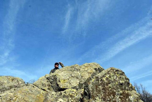 Esasnda karmza kan alan ok nadir grlen rneklerden biri. Bu alan tarihlemesi konusunda yaklak olarak 2 kilometre kadar gney dousunda bulunan bir arazi zerindeki anak, mlek buluntular ve dier arkeolojik veriler ile birlikte tarihleme yapmamz da kolaylk kazanm oldu' dedi. 