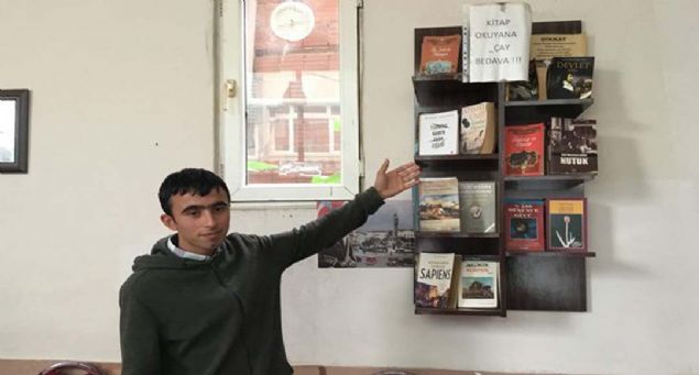 Mteriler, kahvehanedeki kitaplktan istedikleri kitaplar alarak okuyabiliyor.  