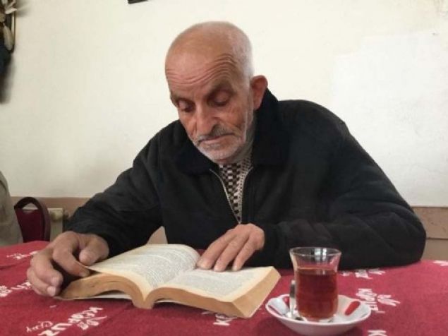 Kahvehanenin ortaklarndan 23 yandaki Sercan elik ise, 'Bu projeye balamamzn gayesi, bilgiye ve eitime verdiimiz nemdir. Vatandalarmzn kitap okuma alkanlklarn artrmak iin abalyoruz. Olduka ilgi gryor... 