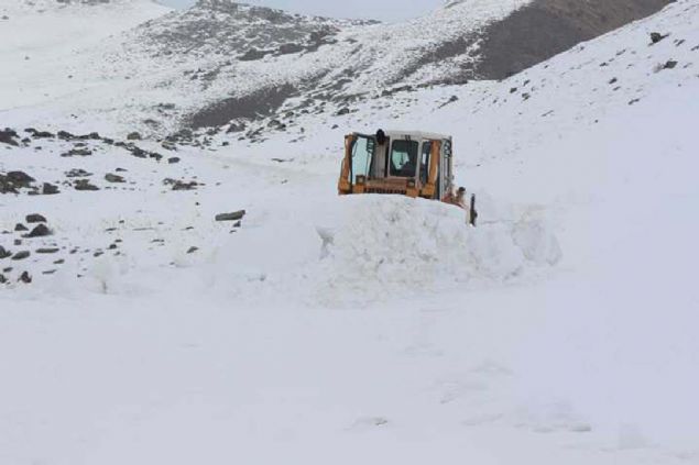 'zellikle yksek rakml blgelerde yollar srekli kapanyor'  <br><br>  le merkezine yaklak 30 kilometre uzaklktaki Gltepe, Yeltepe, Kanl ky ve bal mezra yollarnda alma yapan ekipler, kar ve tipi nedeniyle kapanan ky yollarn aarak ulam salad. 