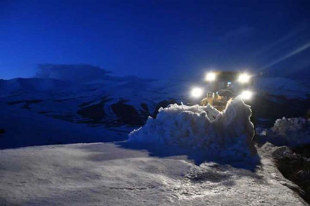 zellikle yksek kesimli blgelere daha fazla kar yamas yznden hemen hemen her gn altklarn anlatan Yldrm, 'Talay ile genelinde ok etin bir k geti. u anda da karla mcadele ekiplerimiz yollarda alyor. 