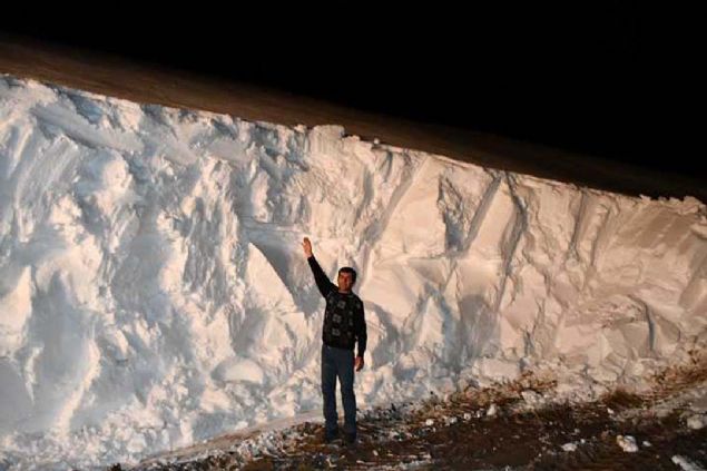 Yan en fazla etkiledii yrelerden Talay ilesinin gneyindeki 2600 rakml karl dalar ap ky yollarn amaya alan ekipler, yer yer 4 metreyi bulan kar kalnlyla mcadele ediyor. 