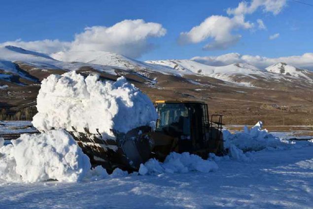 Ekiplerin yksek rakml ky, mezra ve yayla yollarn ama ya da geniletme almalar ise sryor. 