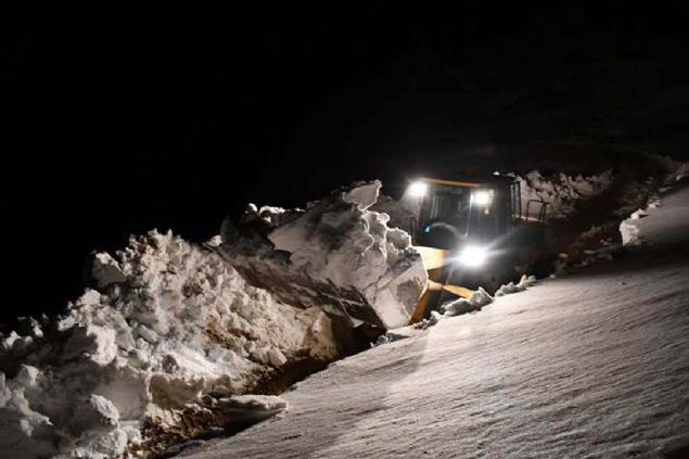 'Arkadalarmz ileye bal yksek rakml blgelerde almalarn yrtyor. leye 30 kilometre uzaklktaki kylerin yolunu ulama ayoruz. altmz blge rakm olarak 2600'n zerindedir. 112 Acil Salk ekiplerine acil hasta durumu bildirildiinde i makinesi ile salk ekiplerine elik ederek hasta almaya gidiyoruz. Onlar en yakn salk kuruluuna ulatryoruz.' 