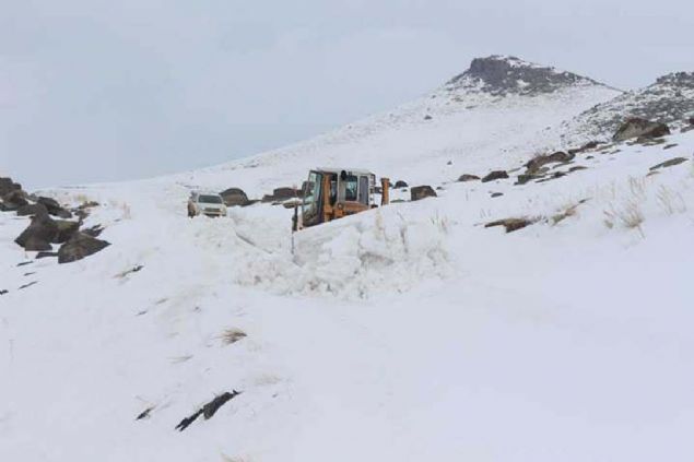 zellikle yksek rakml blgelerden olan Yeltepe ve Gndodu kylerinde yollar srekli kapanyor. Biz de yollar aarak karla mcadele etmeye devam ediyoruz.  <br><br>  Arkadalarmz u anda vadide yol ama almalarna devam etmektedir. Bir dozer ve greyder ile alyorlar. Biz de arkalarndan onlar takip ediyoruz.' diye konutu. 