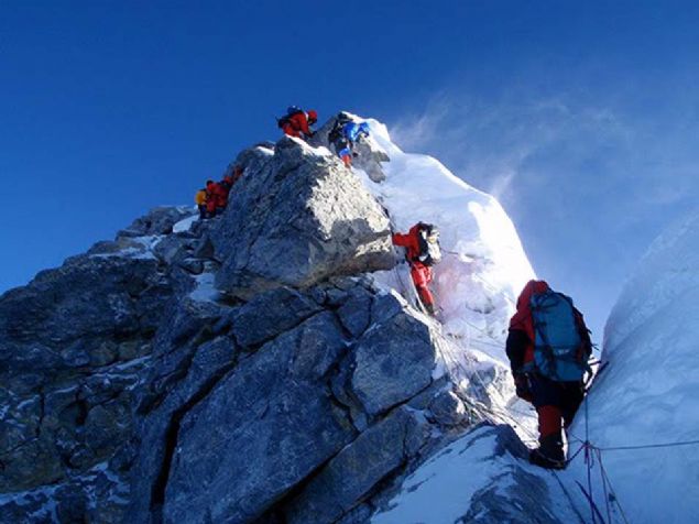 Buzlarn erimesiyle yllar iinde hayatn kaybeden daclarn kayp bedenleri de bulunmaya baland. 