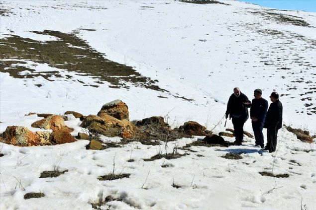 'Varto ilesine yaklak 10 kilometrelik bir mesafede, karlarn erimesiyle ortaya kan deniz canllarna ait fosiller bulduk. Yaptmz karbon testleri ve paleontolojik ya tayin metotlaryla fosillerin yaklak 11 milyon yl ncesine ait olduunu belirledik.   <br><br>  Orta Miyosen olarak ifade edeceimiz jeolojik dnem ierisinde olumu veya bugnk Mu Ovas ile Van'a kadar uzanan blgeyi kapatan Acsu Gl'ne ait ekolojik artlarda var olmu canl topluluklarna ait fosiller. Deniz mesafesinden yaklak bin 650 metre yksekteyiz. Anadolu'nun jeolojik tarihi iin nemli olduunu dnyoruz.' 
