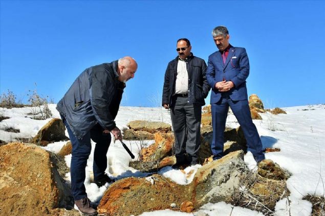 Bunun zerine M Afet Ynetim Uygulama ve Aratrma Merkezi Mdr, retim yesi Jeomorfolog Dr. skender Dlek, evre ve ehircilik Bakanl Tabiat Varlklarn Koruma ube Mdr Ertan ncel ile aratrma ekibi blgede inceleme yapt. 