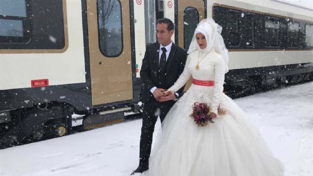 Treni karlayanlar arasnda yeni dn eden bir ift de vard.  