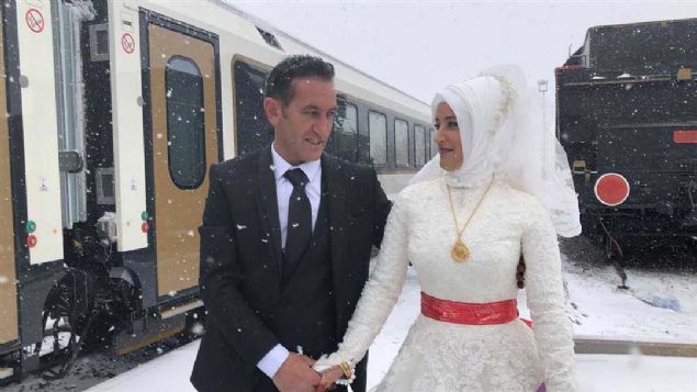 Sabah saat 09.00'da Kars Gar'na gelen zel Yolcu trenini karlamaya gelenler arasnda gelin ve damat da vard. 
