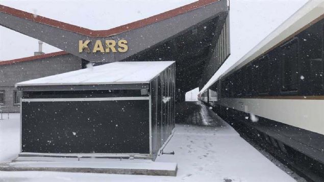 Pekin'den Londra'ya kesintisiz sefer yaplmasnn hedeflendii proje kapsamnda Kars'a varan ilk zel yolcu trenini vatandalar karlad. 