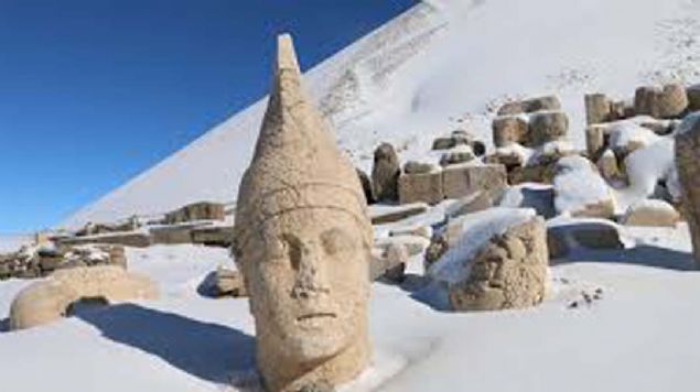 Nemrut Da'nn karl halini, heykellerin karlar altndaki durumu grmek isteyen ok sayda yerli ve yabanc turist Nemrut Da'na akn etmeye balad. Turlar ynlerini buraya evirdi...     