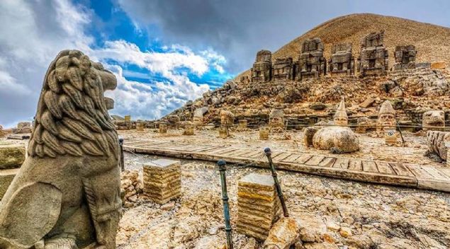 Nemrut Da'na son bir hafta ierisinde binden fazla ziyaretinin geldiini dile getiren Nemrut Da Milli Parklar eflii grevlisi Bilal Mente,     