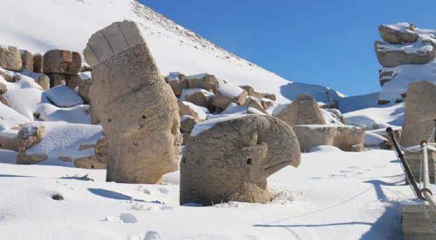 Karayollar 8. Blge Mdrl Adyaman ubesi ekiplerinin i makineleriyle srdrd almalarn ardndan Nemrut Da yolu tamamen ald.    