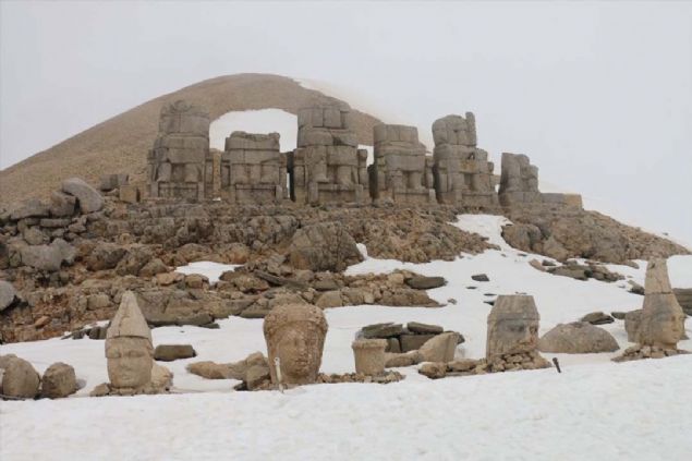 Adyaman'n Kahta snrlar ierisine bulunan UNESCO Dnya Kltr Miras Listesi'nde bulunan 2 bin 206 metre ykseklikteki Nemrut Da, yolundaki kar temizleme almalarnn bitirilmesiyle turizm sezonunu at.    