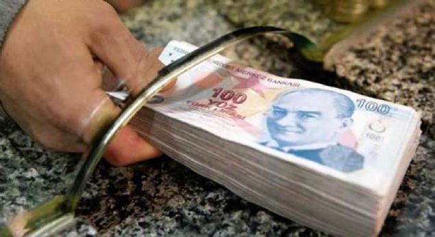 SSK ve Ba-Kur emeklilerinin zam oran 3 Temmuz'da belli olacak. Bu tarihte memurlar ve memur emeklileri ise yzde 5 zammn enflasyon farkyla artp artmayacan renecek.  