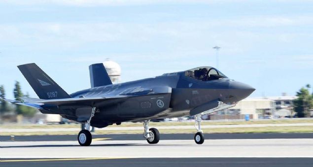 F-35 ua, 25mmlik GAU-22/A uak topu ve havadan havaya ve havadan karaya snf fzelerle, ayrca GBU-31 JDAM ile GBU-32 JDAM gdml bombalarla donatlm durumda.  