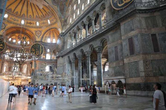 Mozaiklerin yapmnda altn, gm, cam, pimi toprak ve renkli talardan oluan malzemeler kullanlmtr. Yapdaki bitkisel ve geometrik mozaikler 6. yzyla, tasvirli mozaikler ise ikonaklazma (Tasvir Krclk Dnemi 730- 842) sonrasna tarihlenir.   