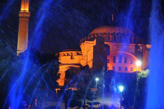 Yapnn  nefi, bir apsisi, i ve d olmak zere iki narteksi vardr. Apsisten d nartekse kadar uzunluk 100 m. genilik 69.50 m.dir. Kubbenin zeminden ykseklii 55.60 m, ap ise kuzey gney dorultusunda 31,87 m, dou bat dorultusunda ise 30.86 m.dir.   