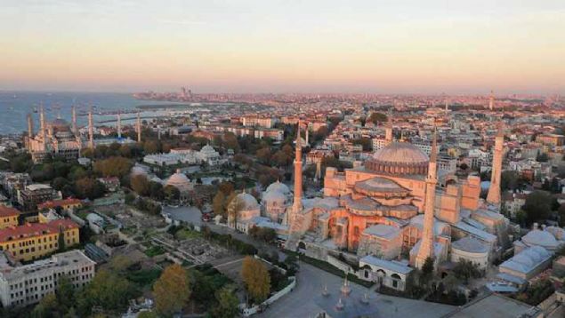 Gnmz Ayasofyas mparator Justinianos (527-565) tarafndan dnemin iki nemli mimar olan Miletoslu (Milet) sidoros ile Trallesli (Aydn) Anthemiosa yaptrlmtr.   