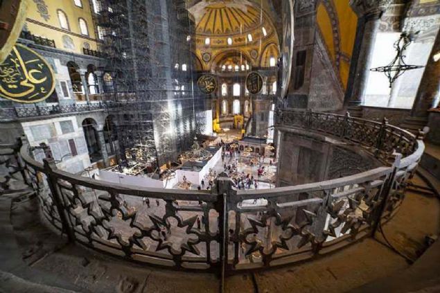 Bu sebeple Ayasofyada ana mekann (naos) sanda bulunan, renkli talardan yuvarlak ve gemeli desenli yer demesi (omphalion), Dou Roma mparatorlarnn ta giydii blmdr.   