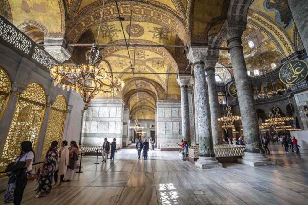 Ayn dnemde Hattat Kadasker Mustafa zzet Efendi tarafndan yazlan 7.5 m. apndaki 8 adet hat levhas ana meknn duvarlarna yerletirilmitir.   